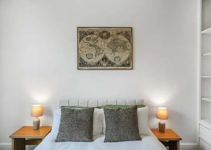 New 4-Bed Apt - Central - Free Parking