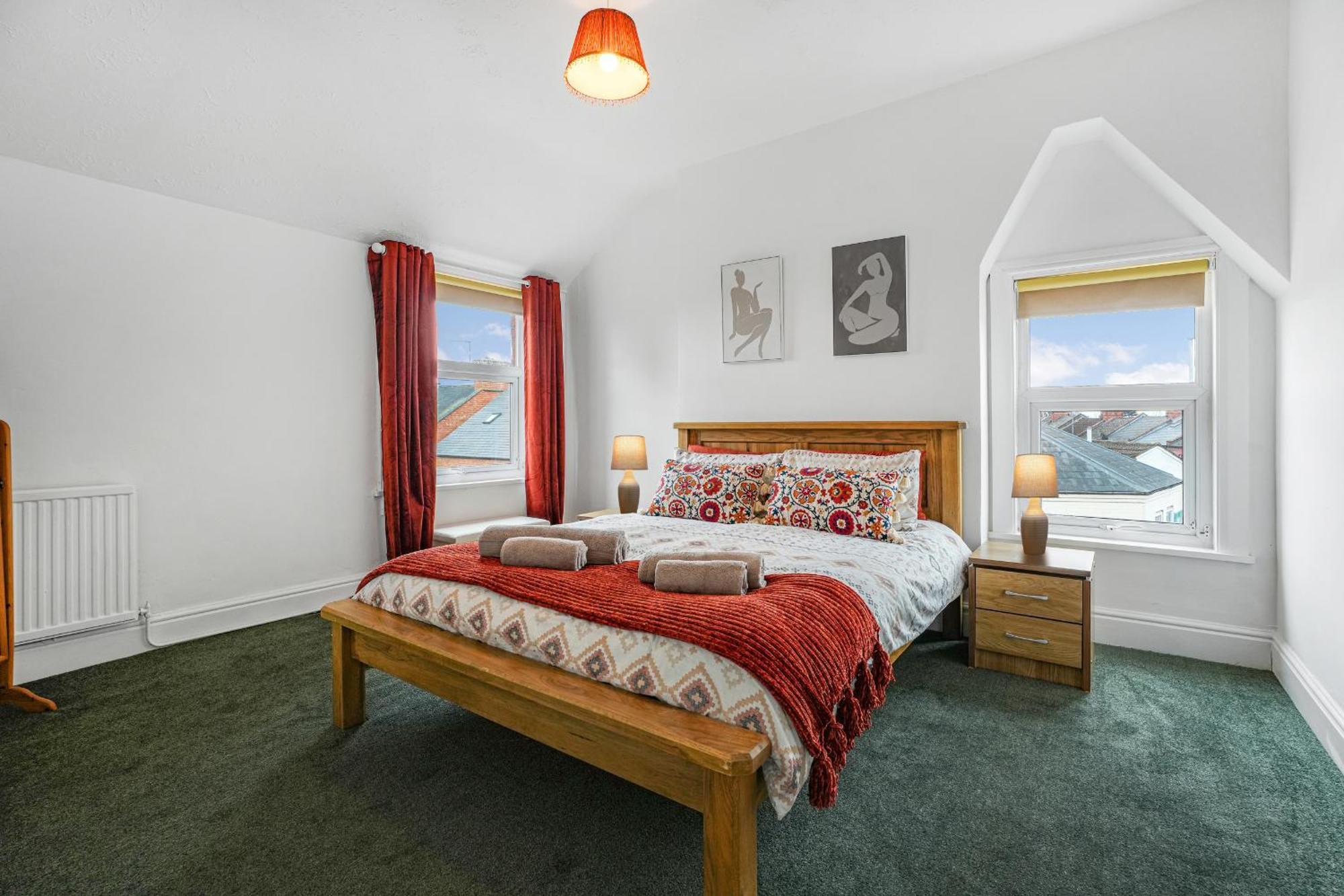 New 4-bed - - Free Parking Appartement