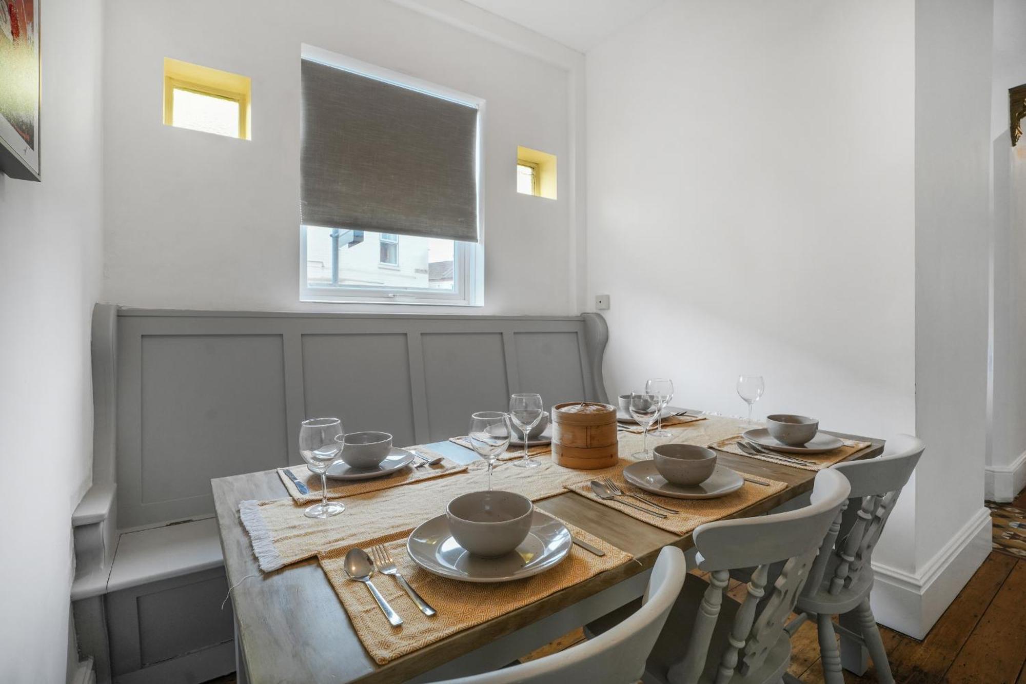 New 4-bed - - Free Parking *