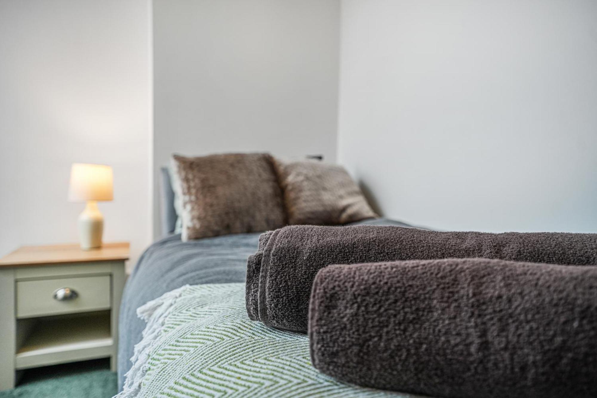 New 4-bed - - Free Parking Appartement *
